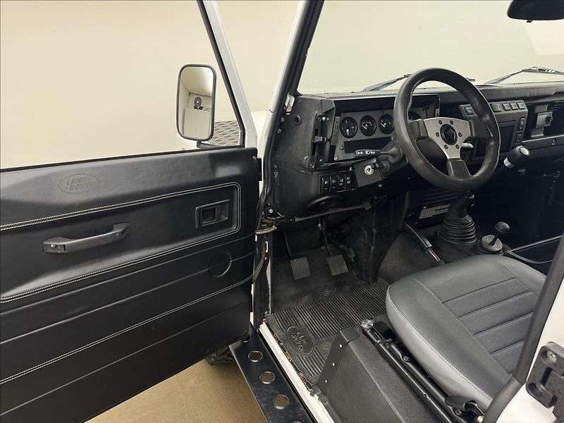 Land Rover Defender 2,5 130 Td5 90kW PO RENOVACI - fotka 26 z 45