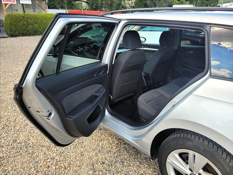 Volkswagen Golf 2,0 TDI,Life,navi,výhřev,klima - fotka 13 z 50