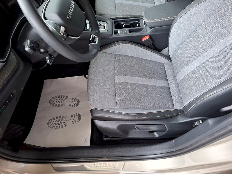 Škoda Octavia (2025) COMBI TOP SELECTION 2,0 TDI 11 - fotka 8 z 50