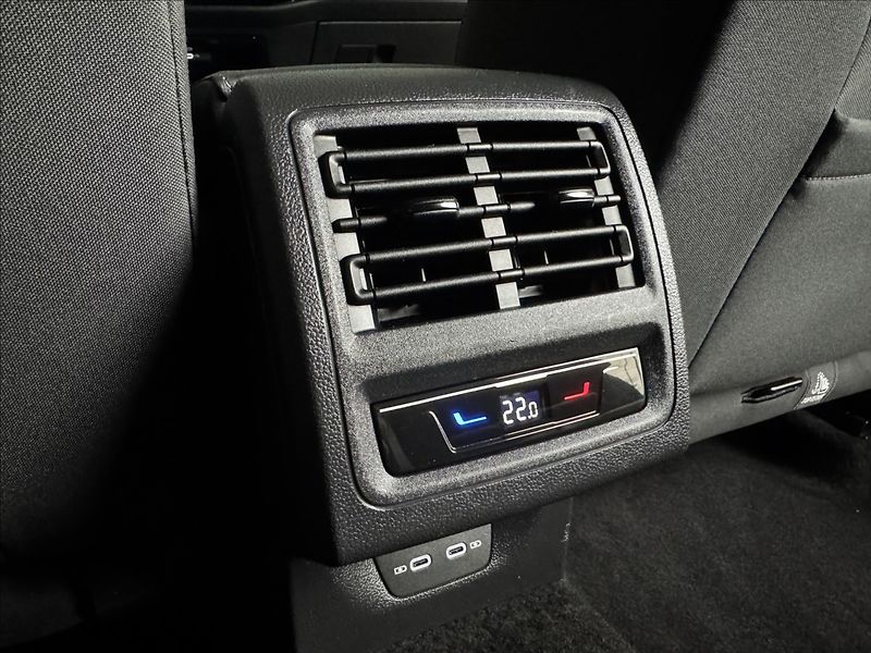 Volkswagen Golf 2,0 TDi  DSG Style LED Assist - fotka 16 z 47