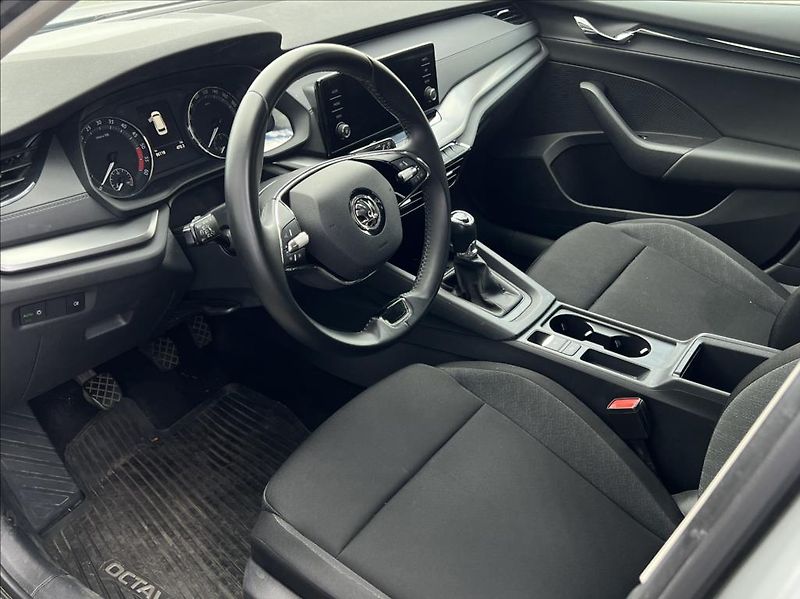 Škoda Octavia 2,0 TDI 85kW Active Combi - fotka 12 z 23