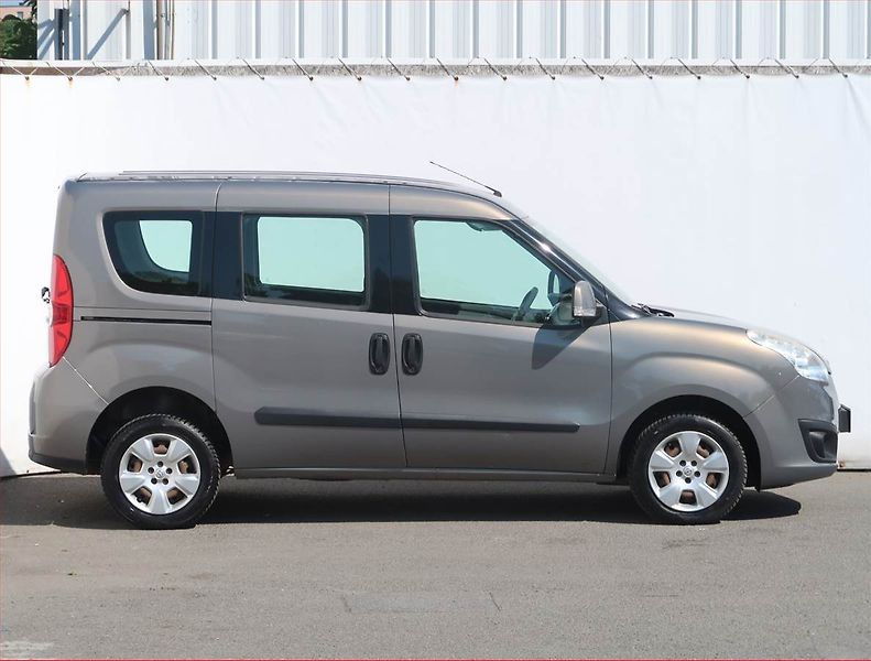Opel Combo (2013) 1.6 CDTI, 5Míst, ČR - fotka 6 z 16