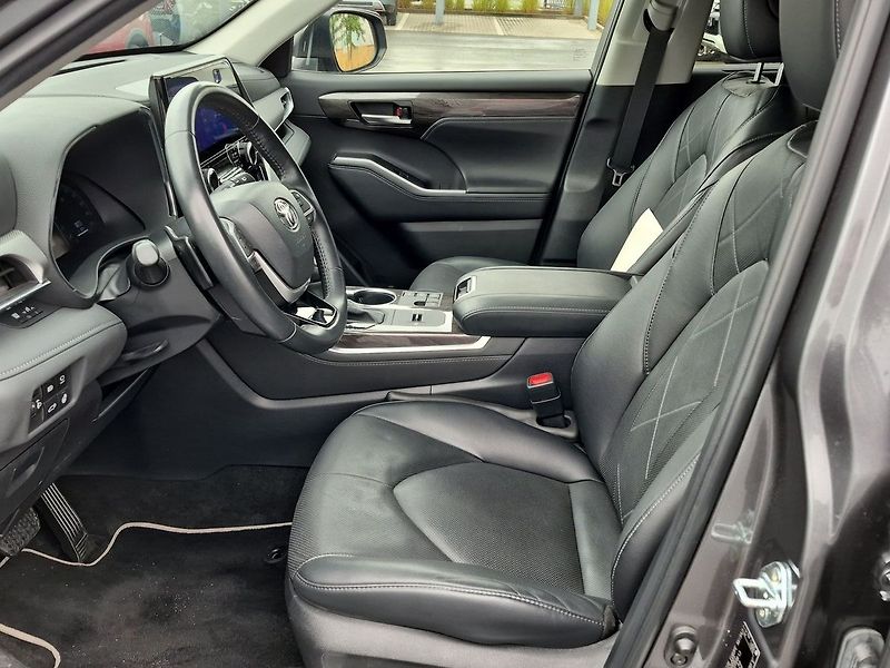 Toyota Highlander Executive 2,5 HEV 4x4 - fotka 9 z 27