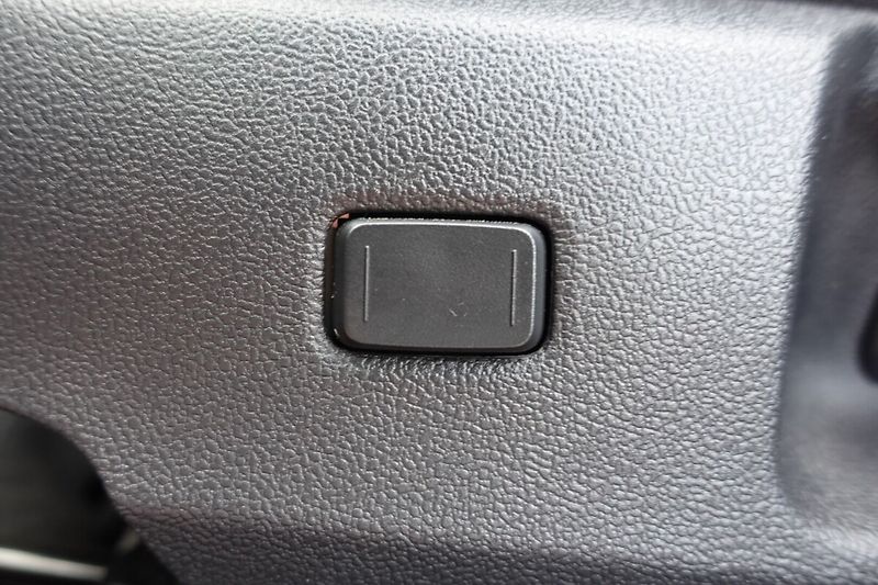 Toyota Corolla 2,0 HEV Style TS - fotka 19 z 33