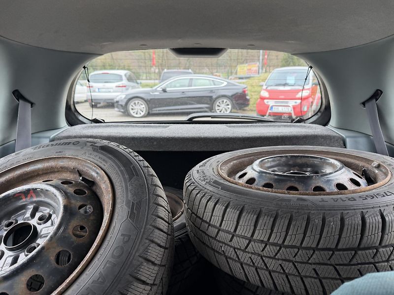 Toyota Yaris 1.0i - fotka 14 z 19