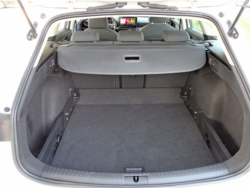 Seat Leon 2.0TDI DSG Virtual ACC LED NAV - fotka 26 z 31