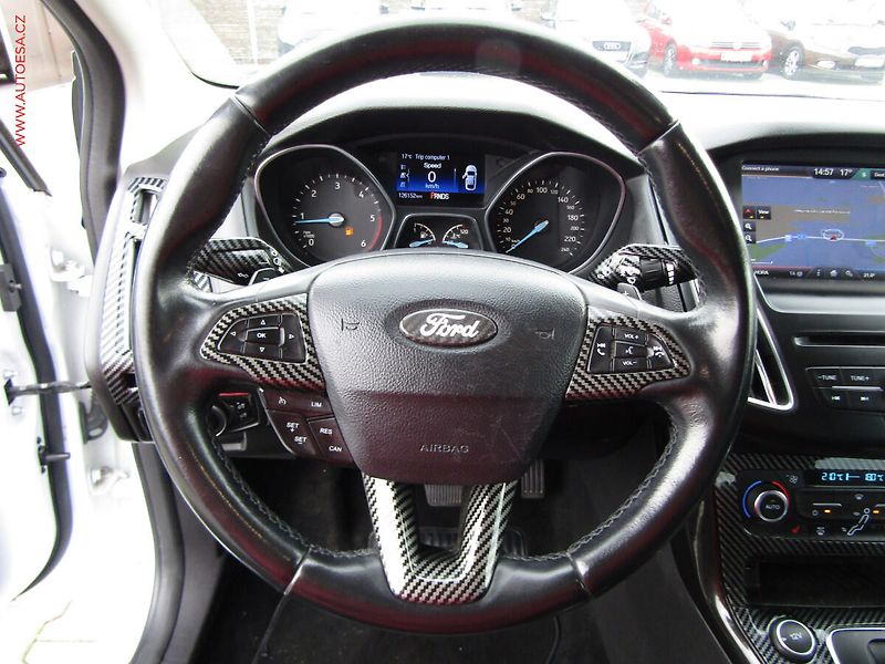 Ford Focus (2015) 2.0 TDCi, Titanium, AT, bixen - fotka 19 z 20