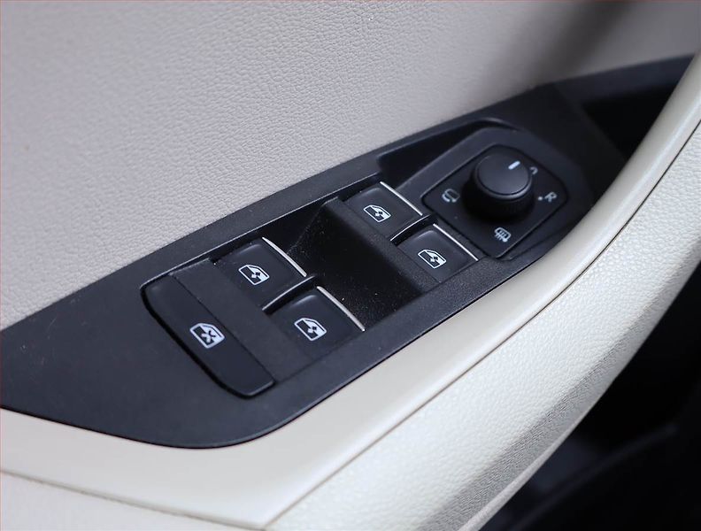 Škoda Karoq (2018) 1.6 TDI, Automat, Serv.kniha - fotka 16 z 19