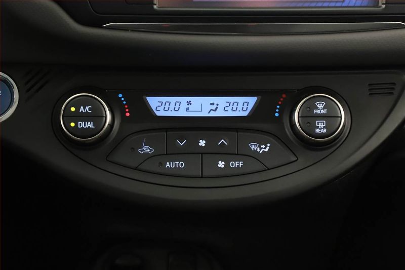 Toyota Yaris (2015) 1.5 Hybrid, Automat, Tempomat - fotka 15 z 23