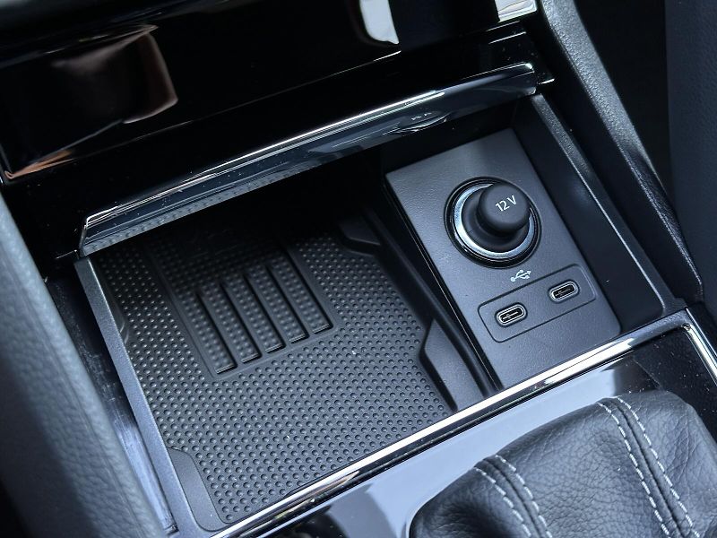 Škoda Karoq 2.0TDi 4x4 DSG 150PS Sportline - fotka 38 z 49