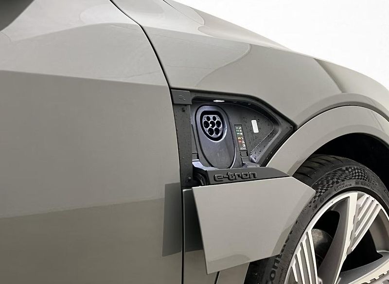 Audi Q8 e-tron 55 Q 360k Pano Matrix 4 zóny   - fotka 34 z 36