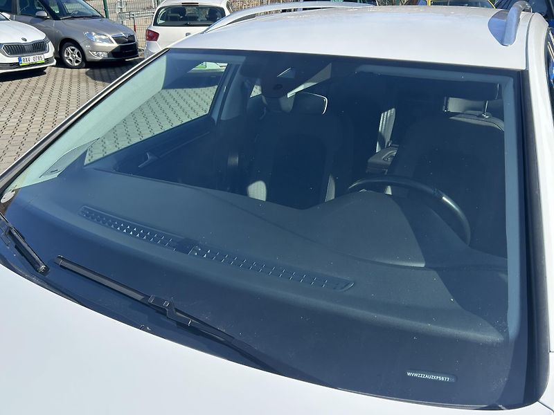 Volkswagen Golf Variant 2,0TDi Highline NAVI LEDMATRIX - fotka 20 z 69
