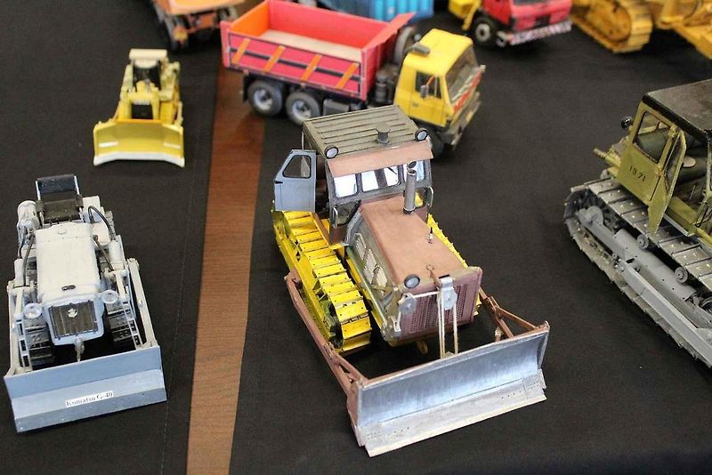 Papírový model buldozeru Caterpillar.