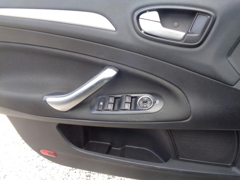 Ford Mondeo 2,0 - fotka 8 z 14