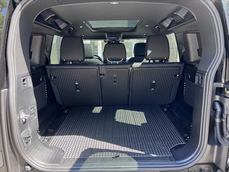 Land Rover Defender (2026) 3,0 110 X-Dynamic SE D250 AWD - fotka 18 z 19