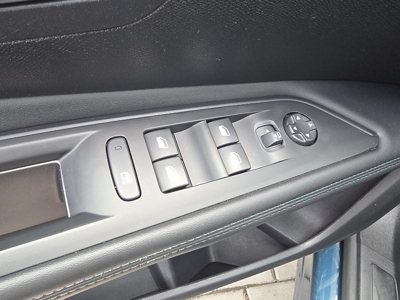 Peugeot 3008 (2022) 1.5BHDi 96kW ALLURE 1.MAJITEL  - fotka 15 z 20