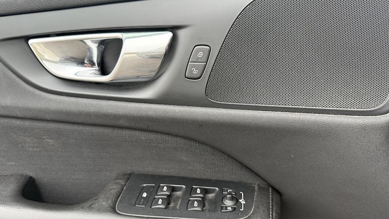 Volvo V60 (2019) D4 140KW AUTOMAT - fotka 12 z 17