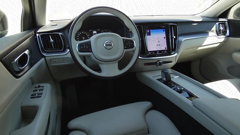 Volvo V60 B4 FWD Momentum Pro Auto - fotka 5 z 24