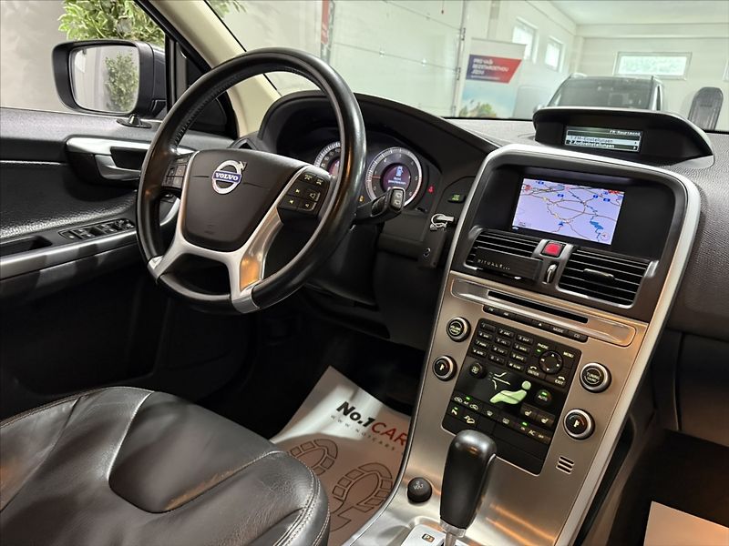 Volvo XC60 2,4   D5 AWD SUMMUM XENON - fotka 20 z 39