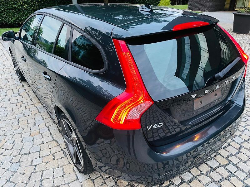Volvo V60 2.0D3 5V AUT VÝHŘEV SERVISKA - fotka 18 z 47