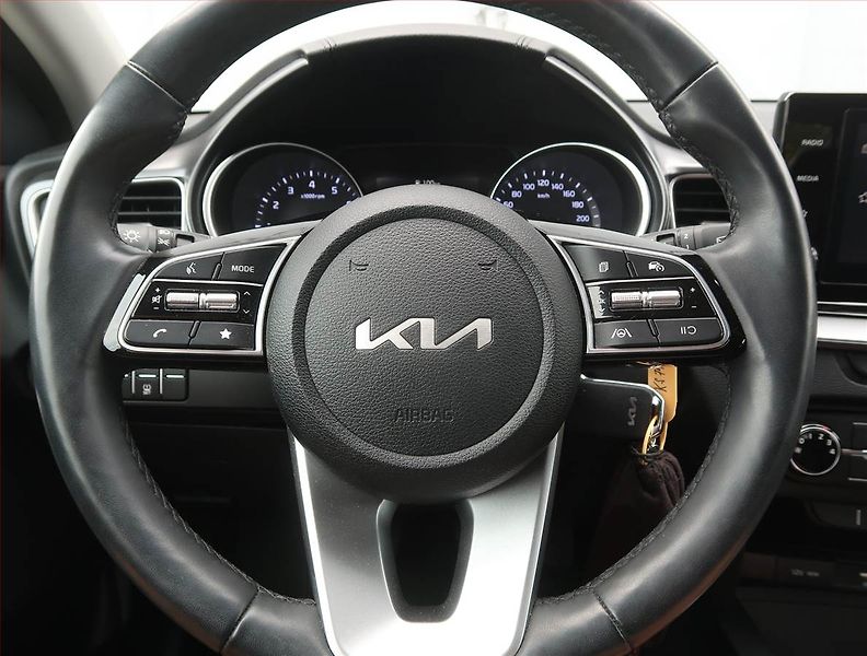 Kia Ceed (2022) Silver 1.5 T-GDI, Serv.kniha - fotka 15 z 17