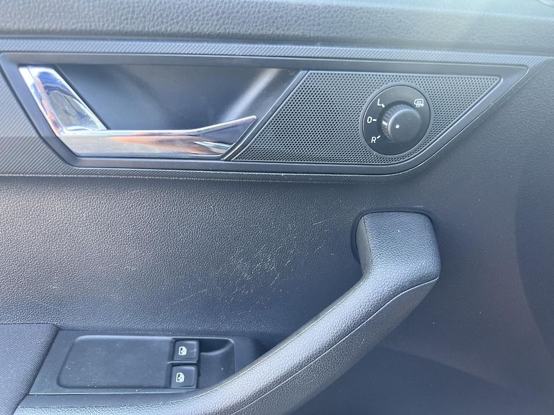 Škoda Fabia 1.0TSi 70kw TEMPOMAT TAŽNÉ ALU - fotka 12 z 44