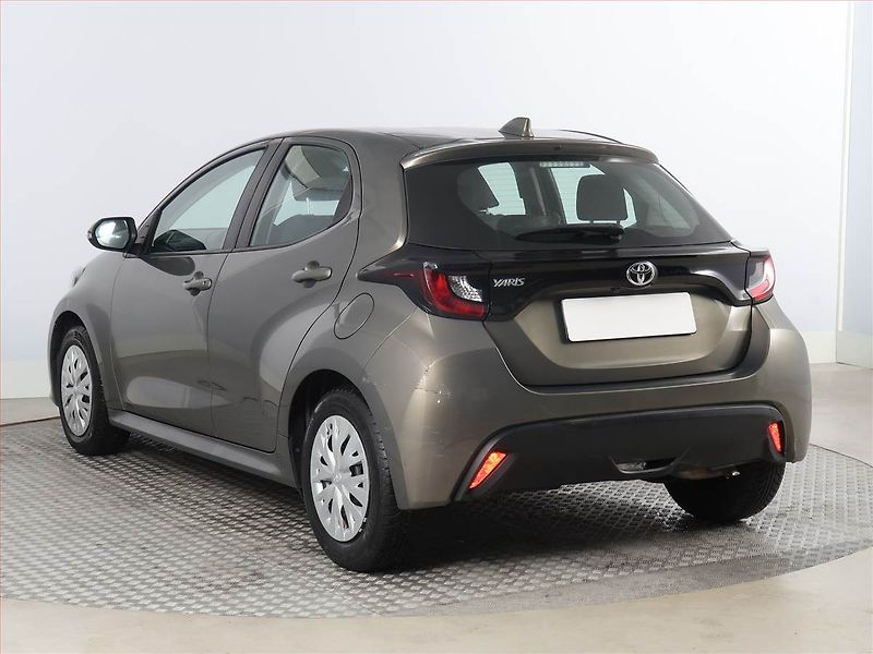 Toyota Yaris (2022) 1.5 VVT-i, Automat, ČR,1.maj - fotka 4 z 17