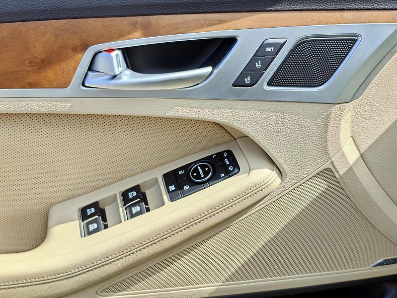 Hyundai Genesis V6 GDi 3,8 HTrac CZ,1 maj - fotka 31 z 37