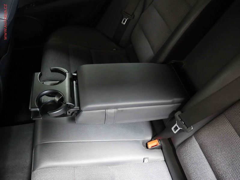 Mercedes-Benz Třídy C (2013) 1.6 C180, AT, navi, xenon - fotka 25 z 26