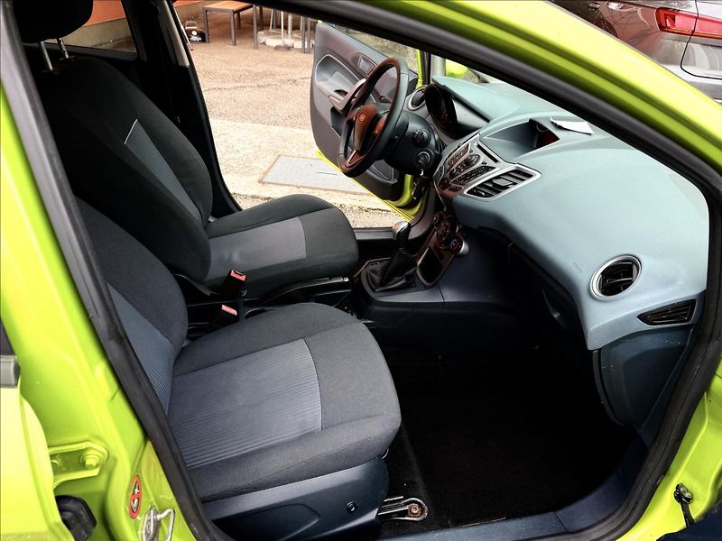 Ford Fiesta 1,2 i SPORT - fotka 19 z 27