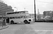 Patrový autobus Do56 jede na Alexanderplatz ve východním Berlíně.