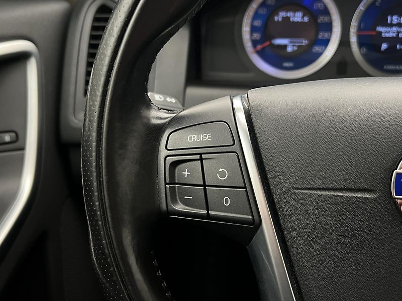 Volvo XC60 D5 AWD R-DESIGN AUT  - fotka 21 z 27