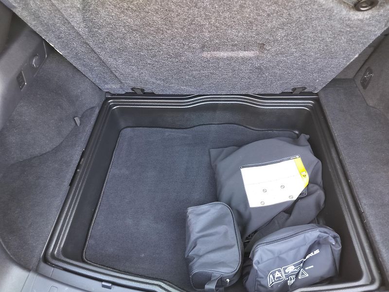 Lexus UX 250h BUSINESS edition,alcantara - fotka 22 z 25