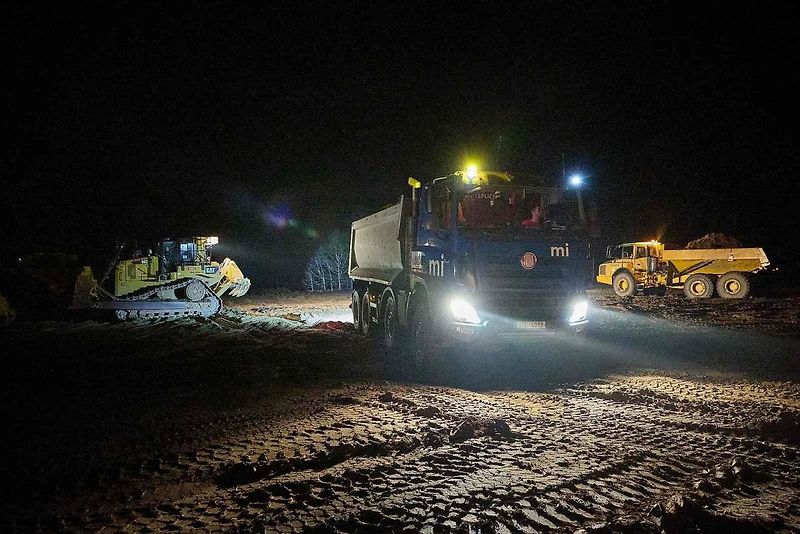 Na stavbě dálnice D11 se pracuje i za tmy.