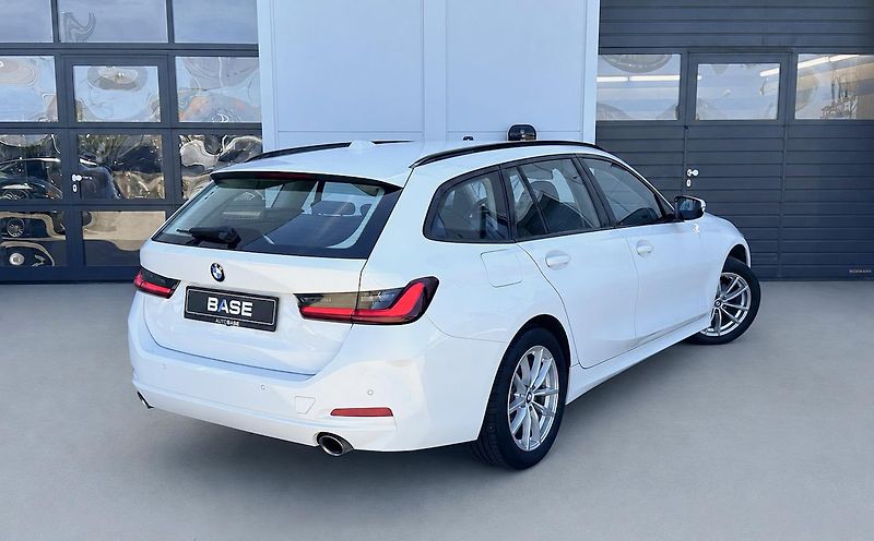 BMW Řada 3 318i Touring - fotka 4 z 24