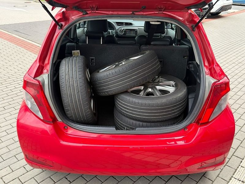Toyota Yaris 1.3 Style VIP senso smart - fotka 13 z 14