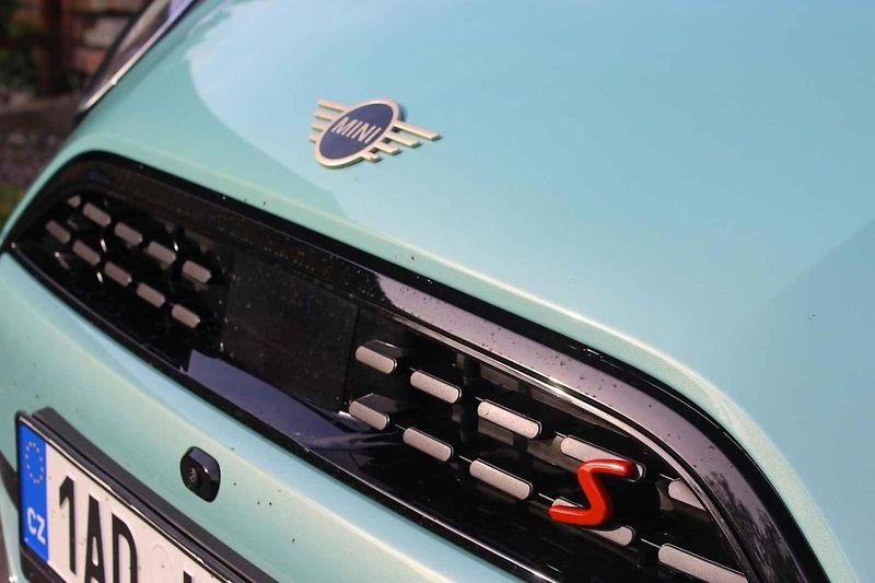 Mini Cooper S stále vyhoví nadšeným řidičům