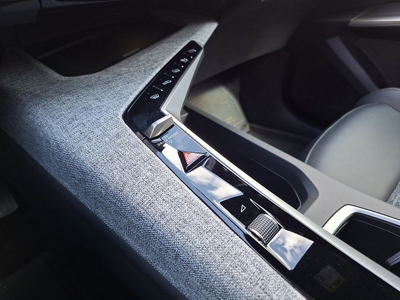 Peugeot 3008 ALLURE HYBRID 145k e-DCS6 - fotka 28 z 29