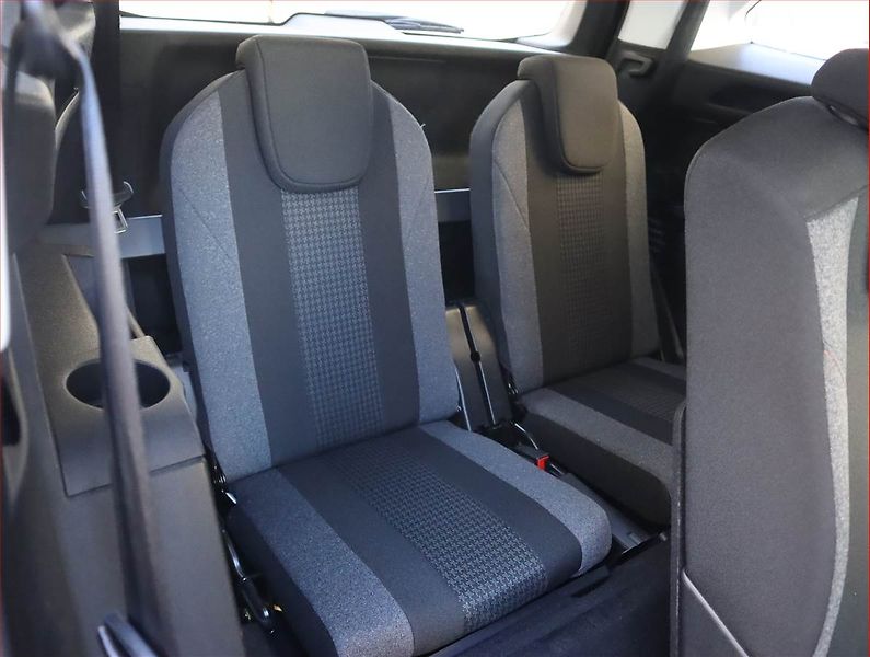 Peugeot 5008 (2020) 1.5 BlueHDi, Automat, 7 míst - fotka 17 z 23