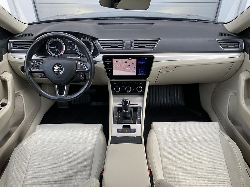 Škoda Superb 2,0 TDI 110 kW Style DSG - fotka 10 z 28