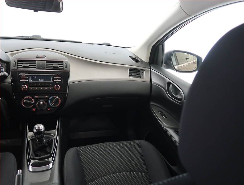 Nissan Pulsar (2015) 1.2 DIG-T, Park. senzory - fotka 8 z 18