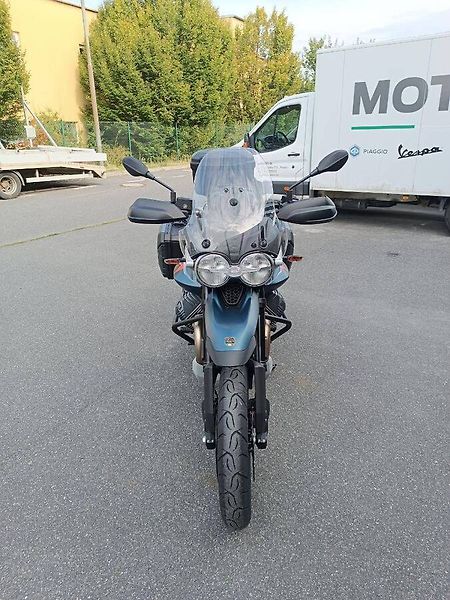 Moto Guzzi V 85 TT (2026) Travel Blu Zefiro - fotka 2 z 17