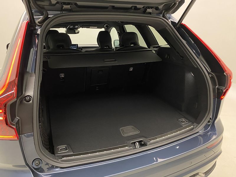Volvo XC60 T8 AWD RECHARGE BLACK EDITION - fotka 6 z 63