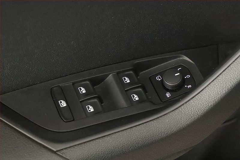 Škoda Karoq (2024) 2.0 TDI, Sportline, Navigace - fotka 18 z 20
