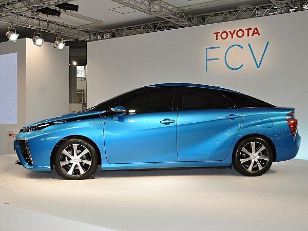 Toyota představila sedan poháněný palivovými články.