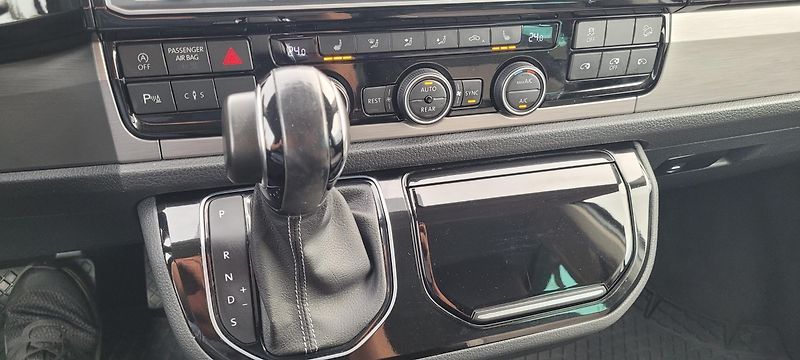 Volkswagen Multivan (2017) T6 2,0TDi 150kW DSG 4×4 7.mist - fotka 31 z 51