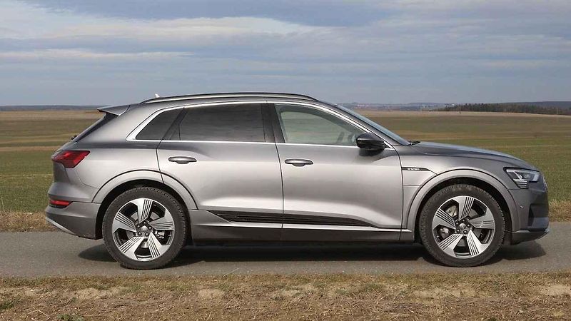 Audi e-tron má pohon přední i zadní nápravy