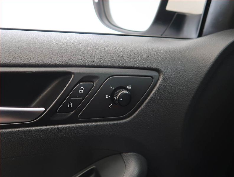 Volkswagen Jetta (2011) 1.6 TDI, Park. senzory - fotka 15 z 15