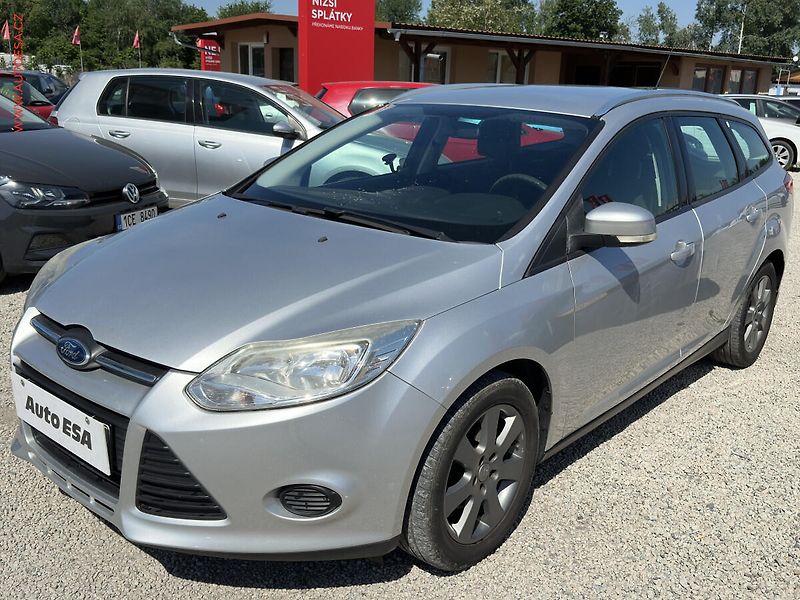 Ford Focus (2011) 1.6i, AC, park.asist - fotka 3 z 17