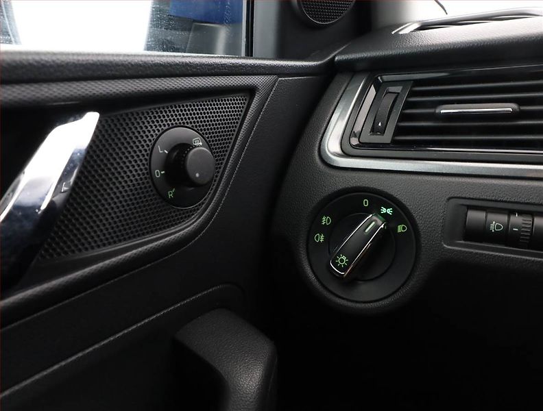 Škoda Rapid (2014) Spaceback 1.6 TDI, Navi - fotka 13 z 16